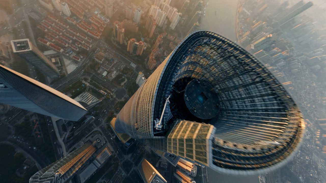 Un sobrevuelo de los rascacielos de Shanghái a vista de dron acrobático